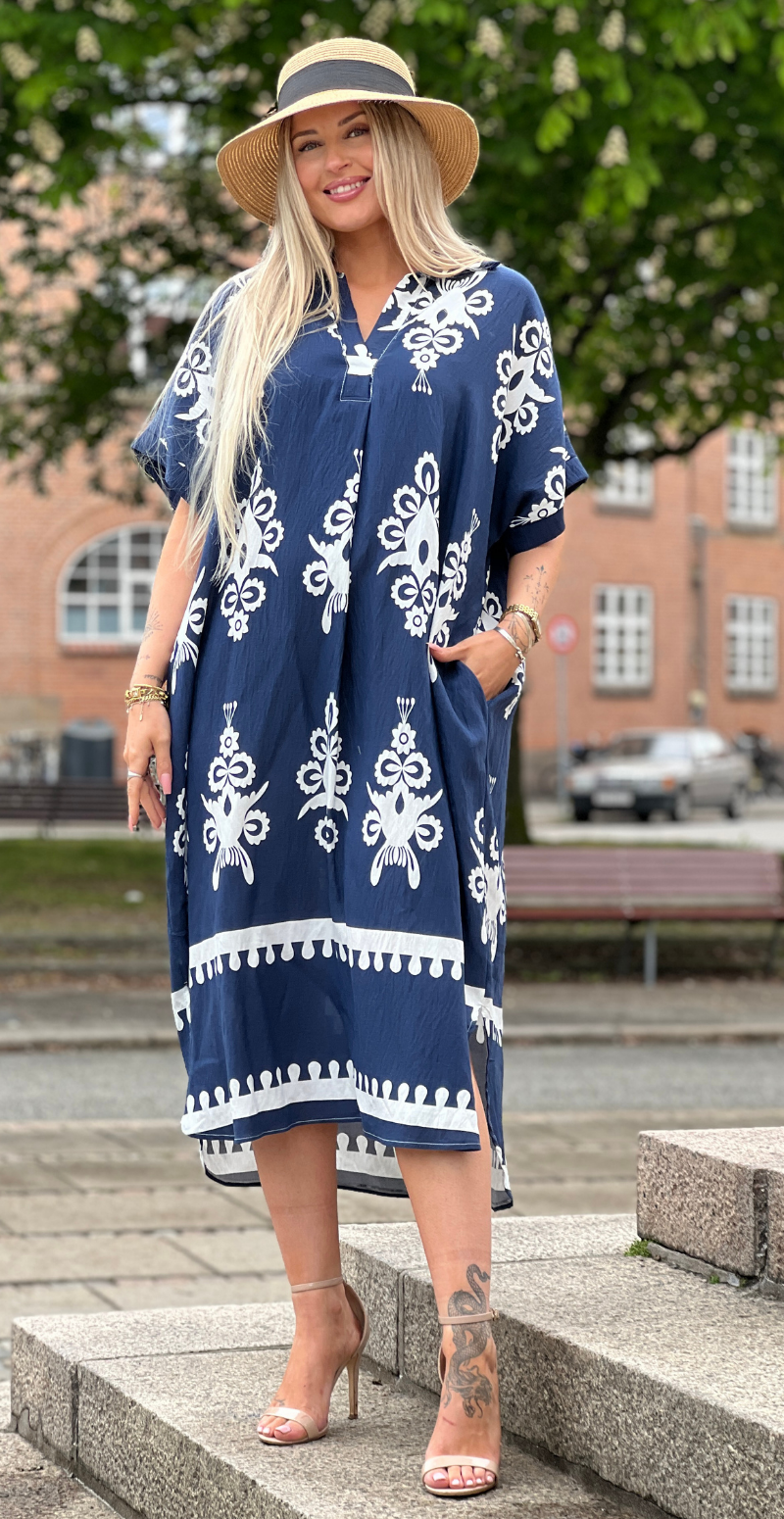 Amaya mønstret kjole med v-hals og krave navy LikeLondon