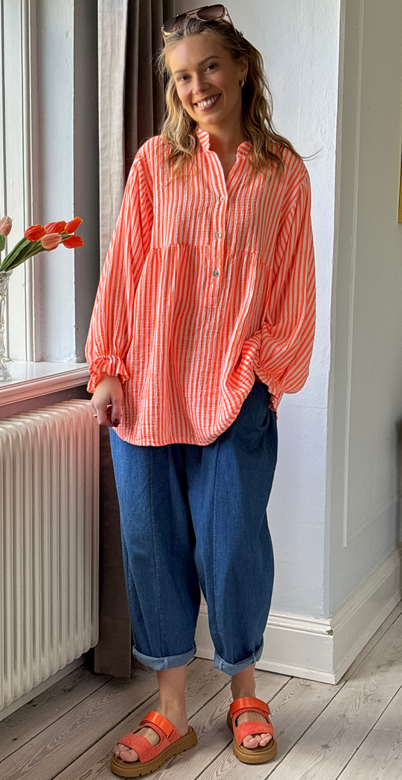Zelina stribet bluse i musselin med vidde og ballonærmer orange LikeLondon