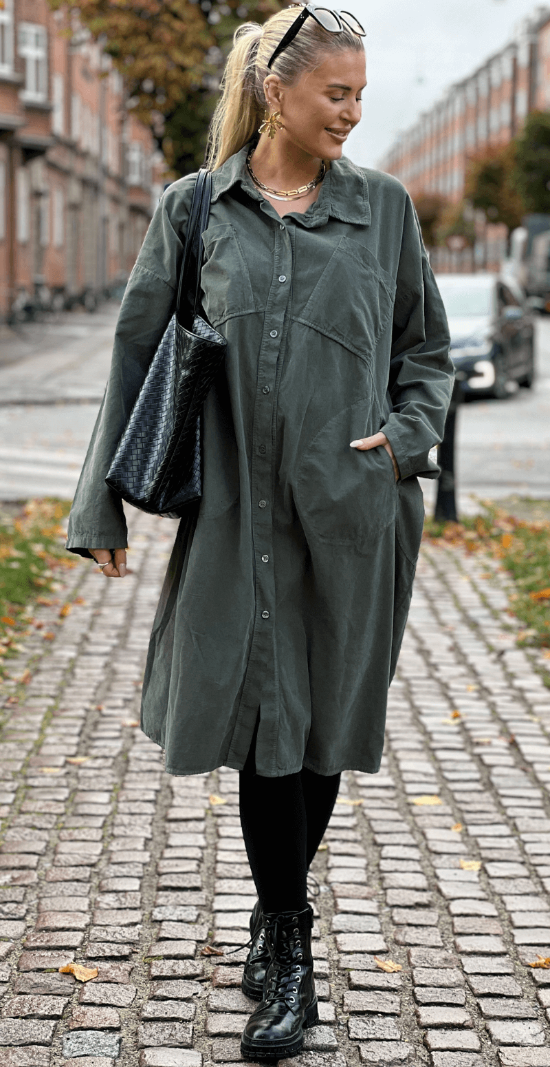 Falia fløjlskjole med knapper og lommer foran khaki LikeLondon