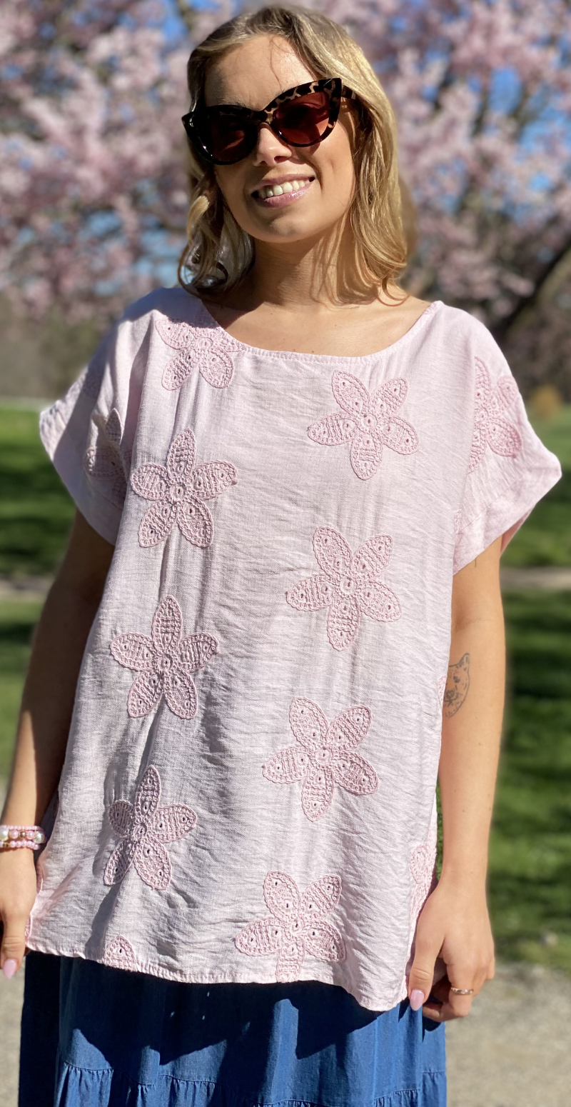 Zrita bluse med korte ærmer og hæklede blomster rosa LikeLondon