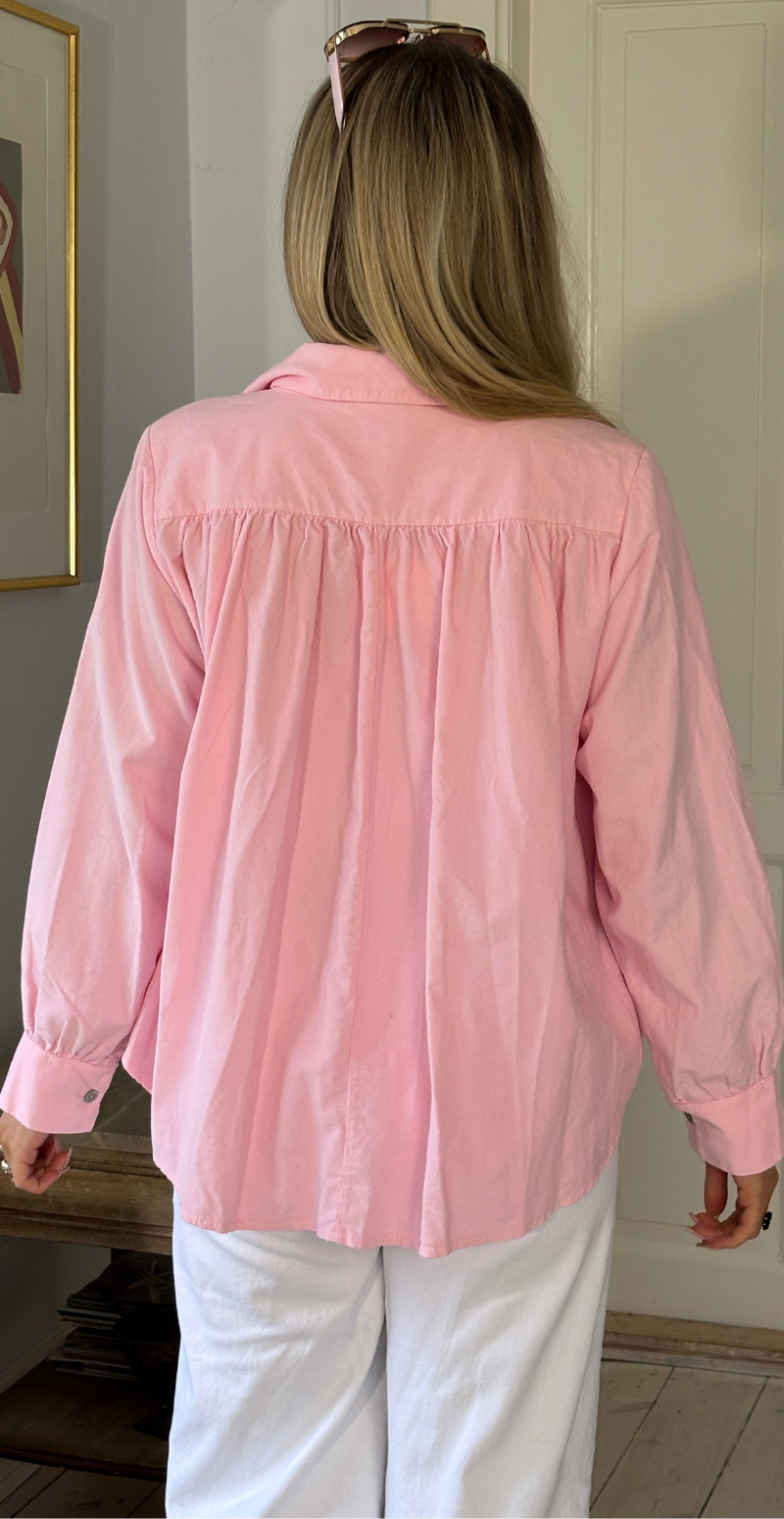 Forudbestil uge 8 Otella fløjlsbluse med v-hals og flæsekant pink LikeLondon