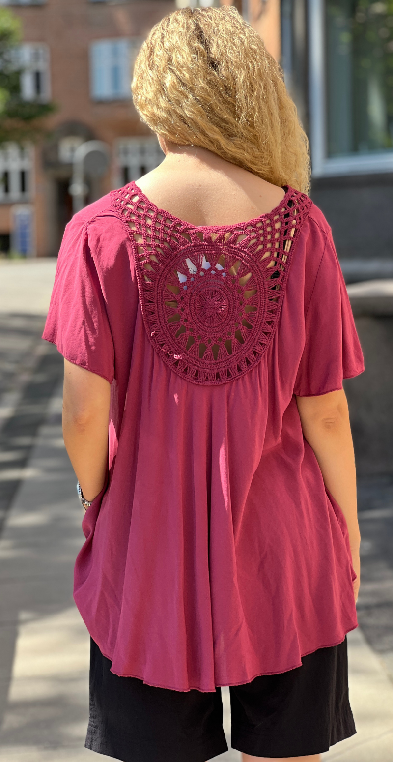 Valentina bluse med hæklet detalje bagtil og korte ærmer wine LikeLondon