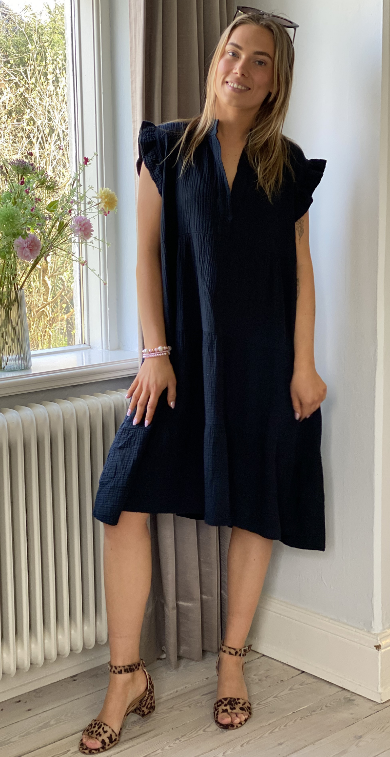 Fransiska kort kjole med peplum og korte ærmer sort LikeLondon
