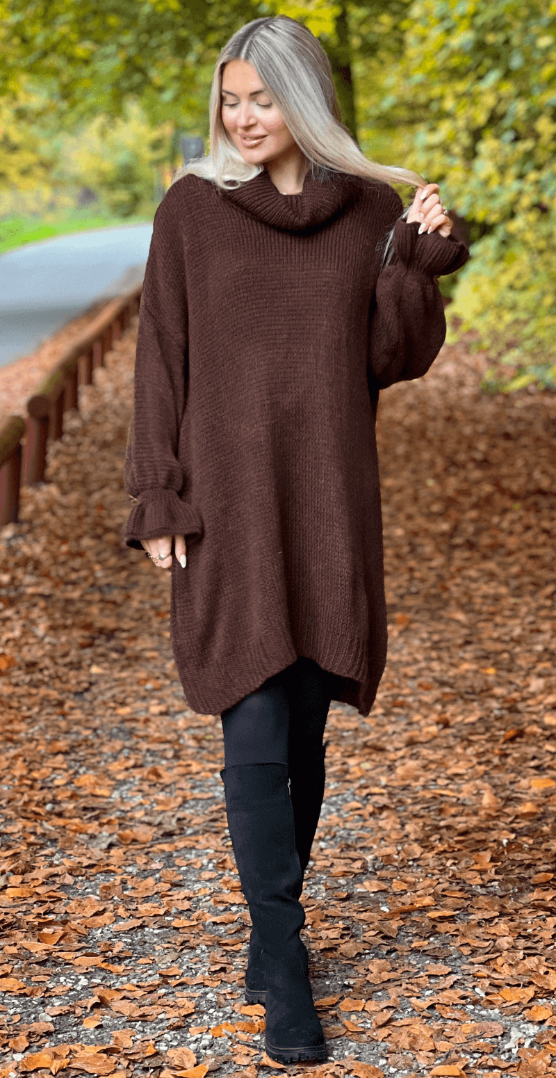 Helga strik lang med flæseærmer og rullekrave brun LikeLondon