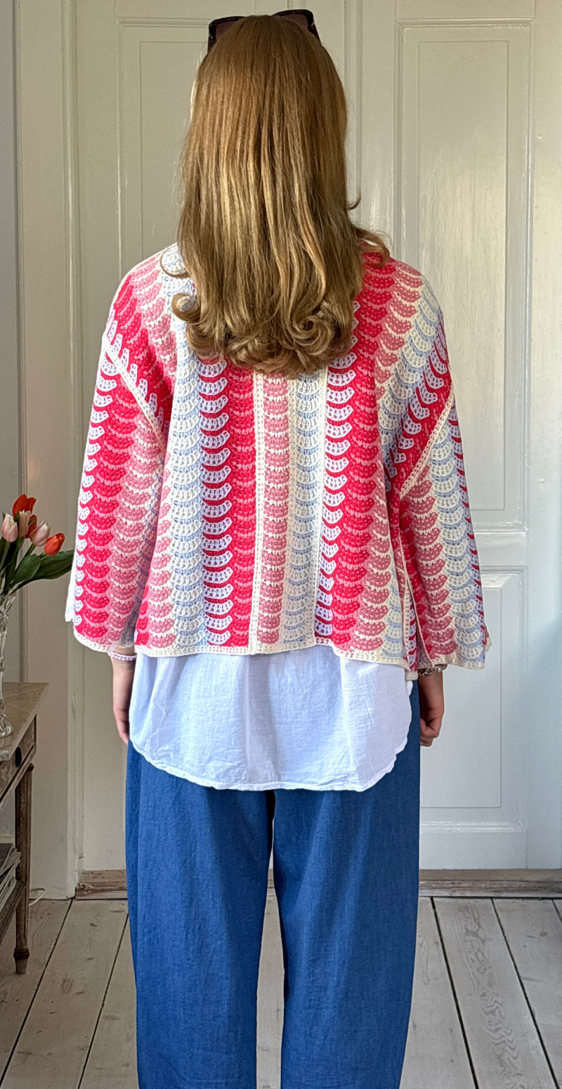 Linea hæklet kort cardigan med bølgedetaljer rød LikeLondon