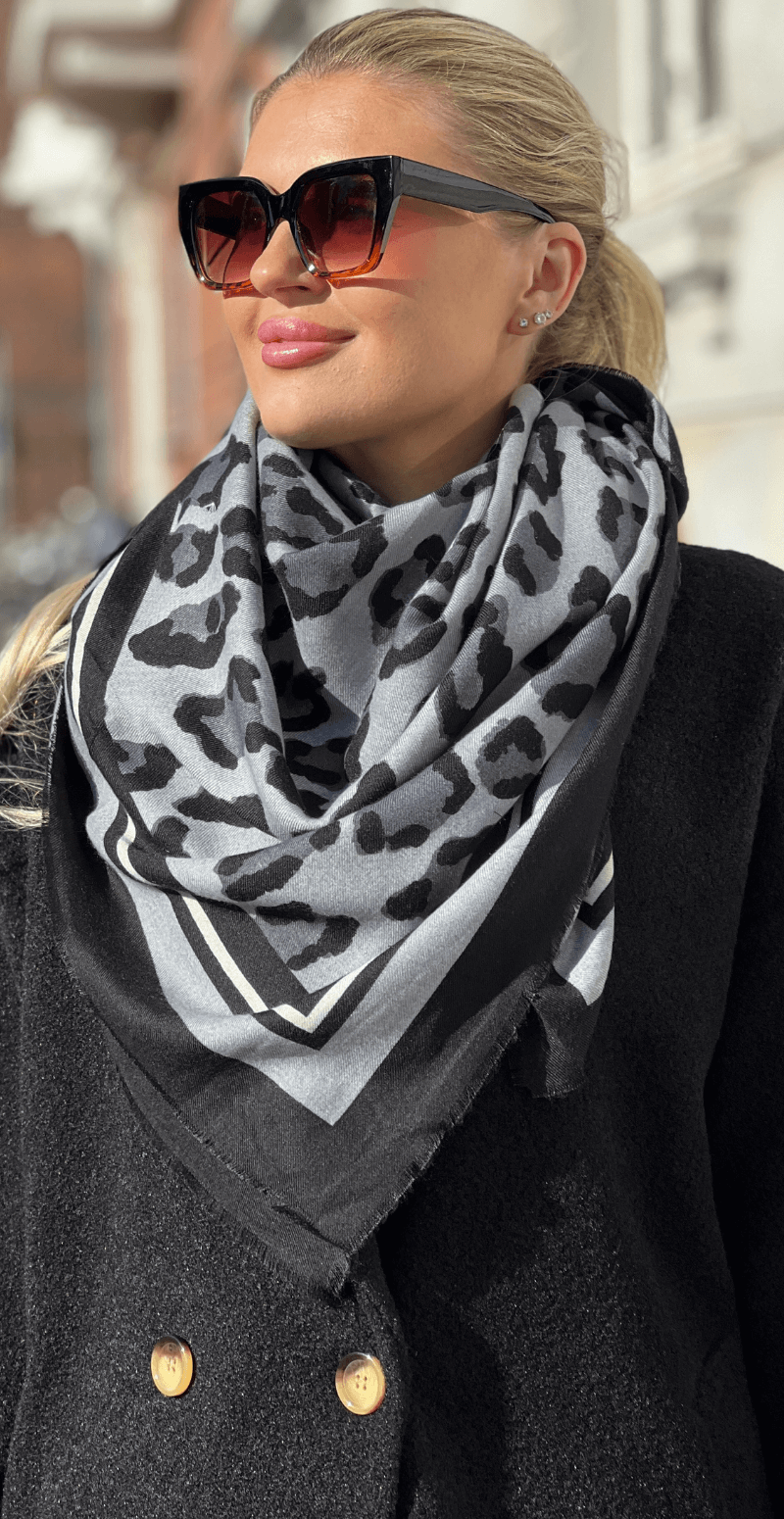 Tørklæde med leopardprint grå LikeLondon