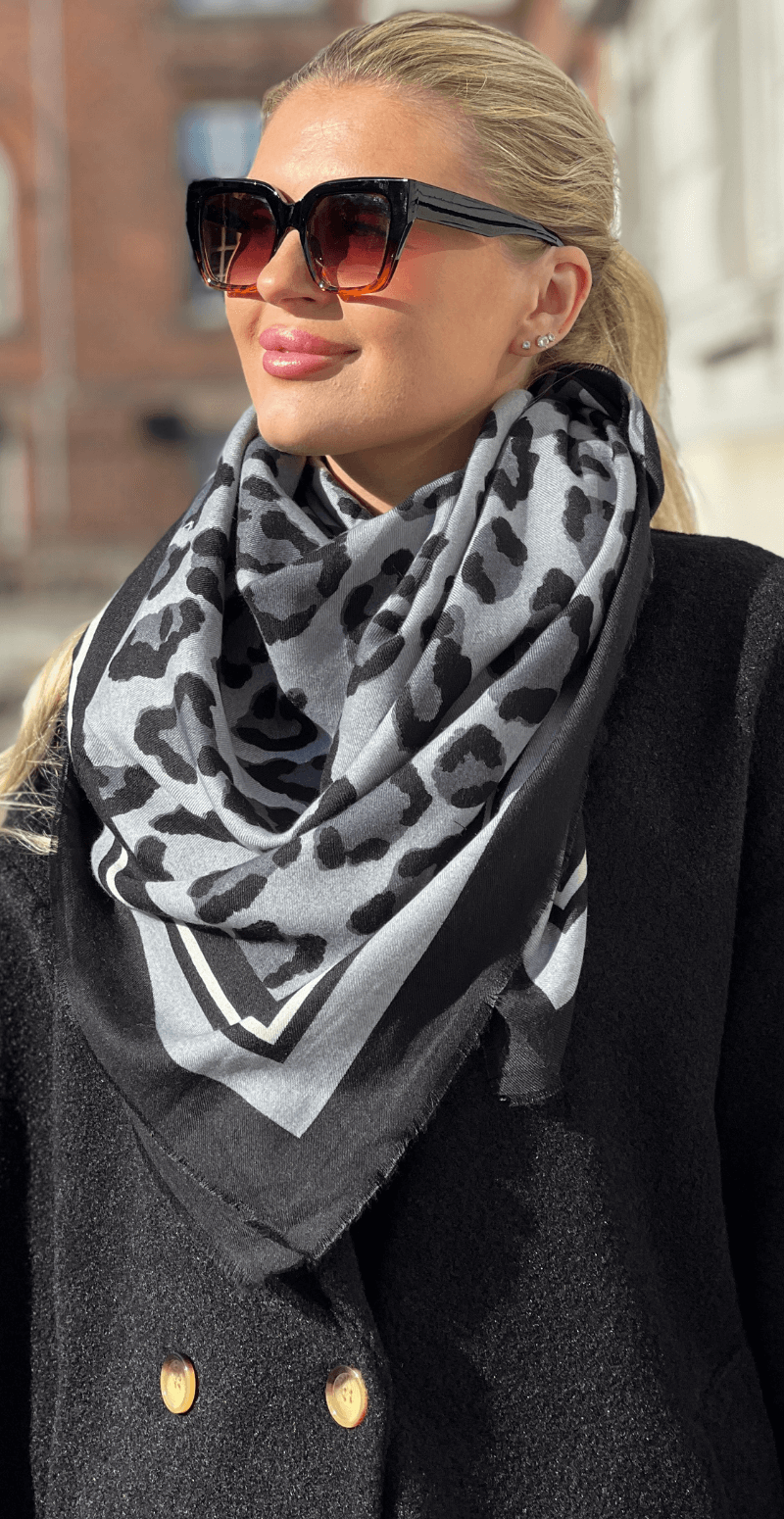 Tørklæde med leopardprint grå LikeLondon
