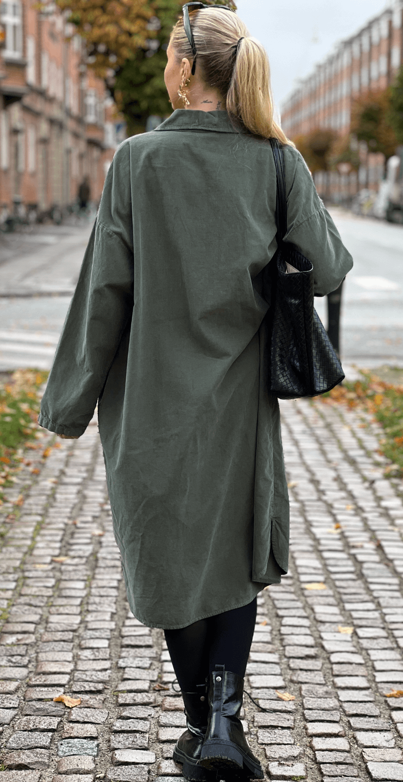 Falia fløjlskjole med knapper og lommer foran khaki LikeLondon