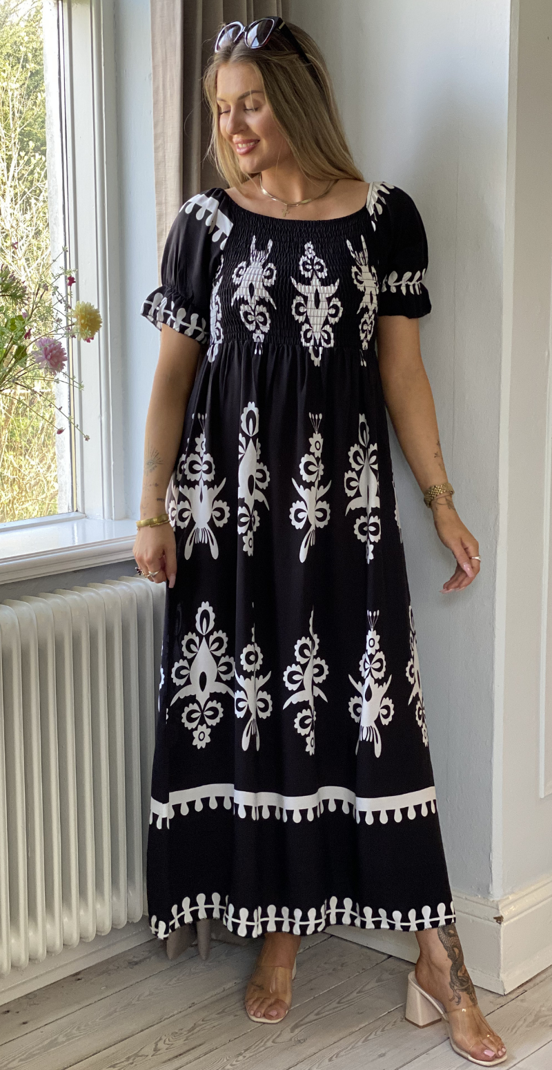 Forudbestil uge 19 Elga lang kjole med smock og mønster sort LikeLondon