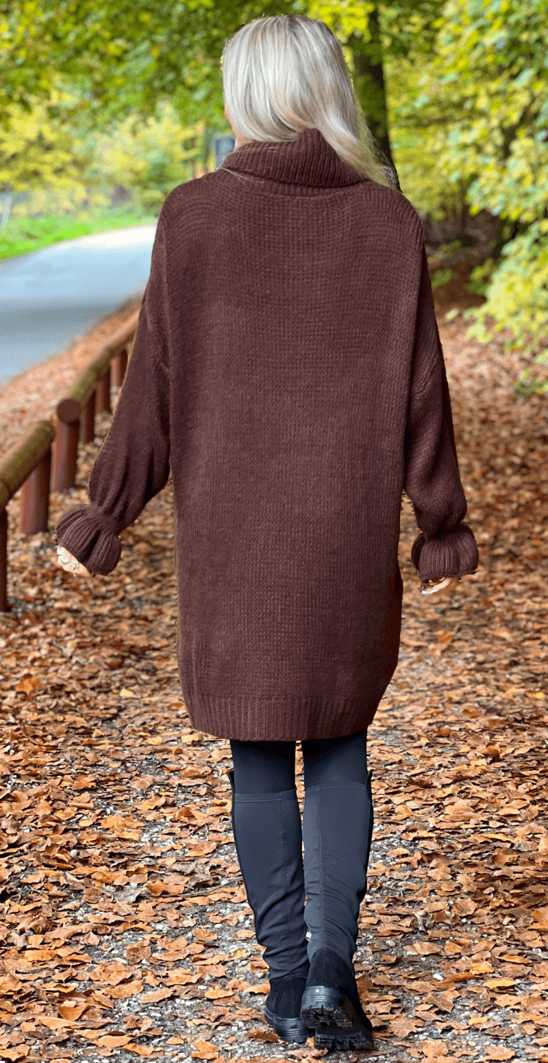 Helga strik lang med flæseærmer og rullekrave brun LikeLondon