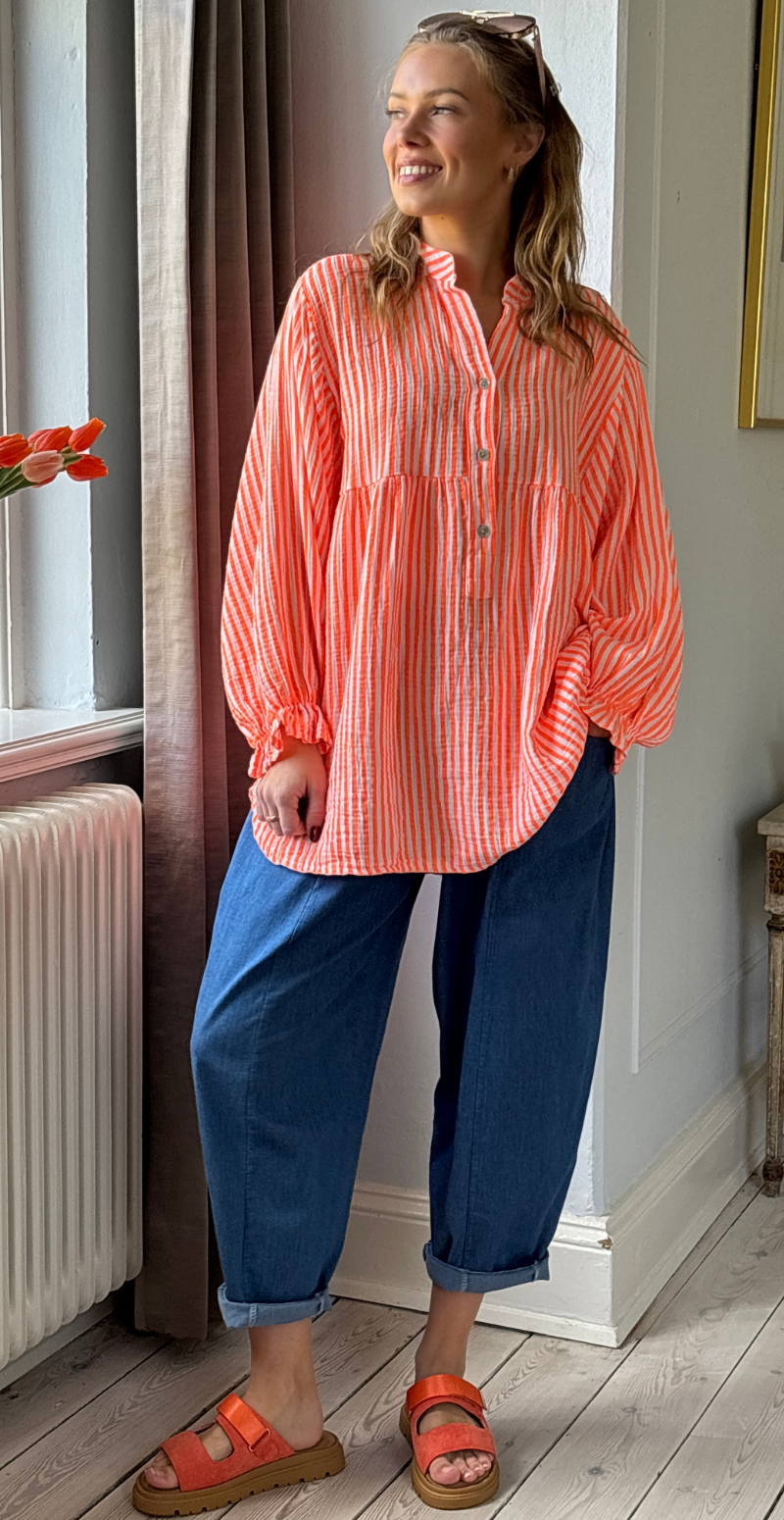 Zelina stribet bluse i musselin med vidde og ballonærmer orange LikeLondon