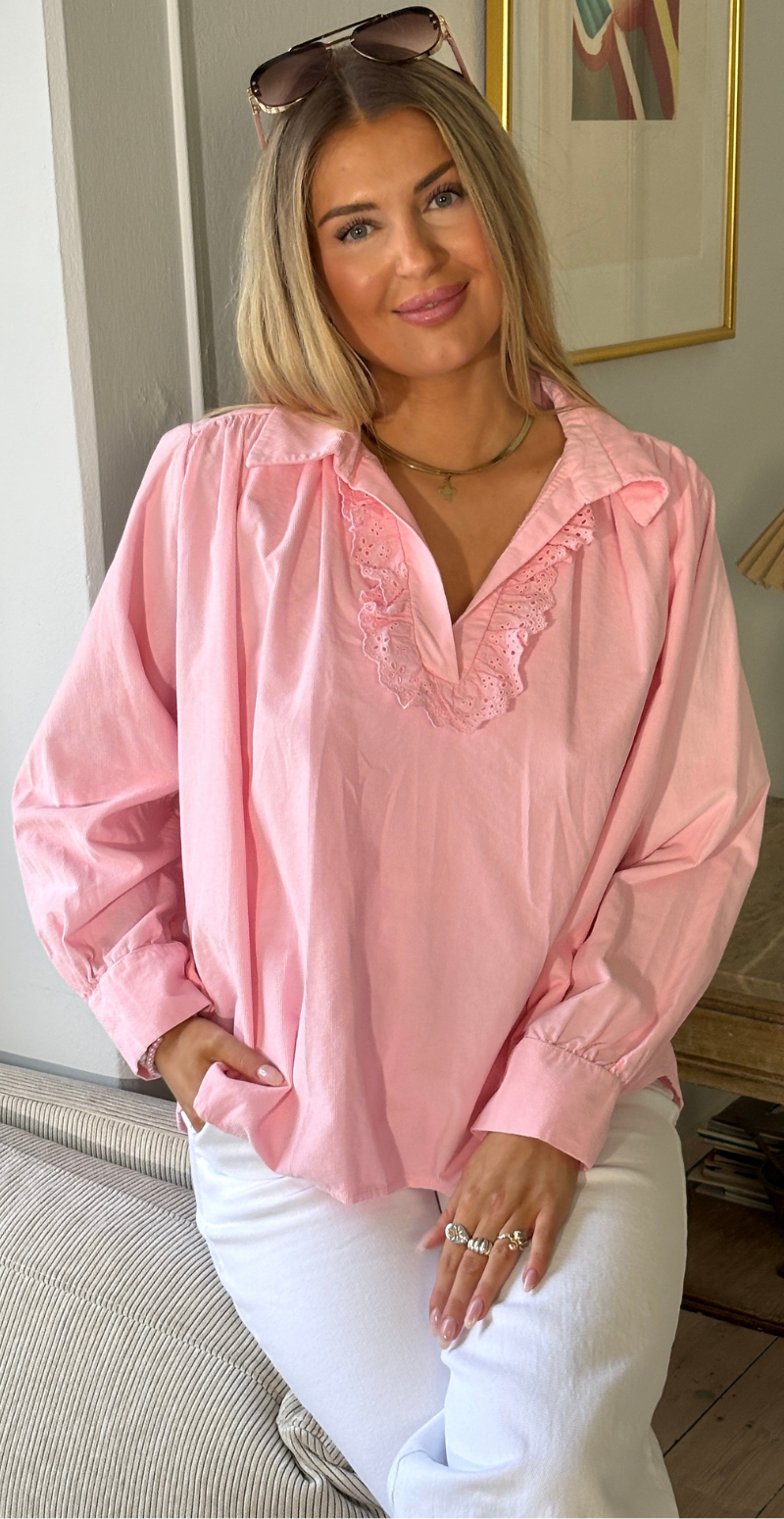 Forudbestil uge 8 Otella fløjlsbluse med v-hals og flæsekant pink LikeLondon