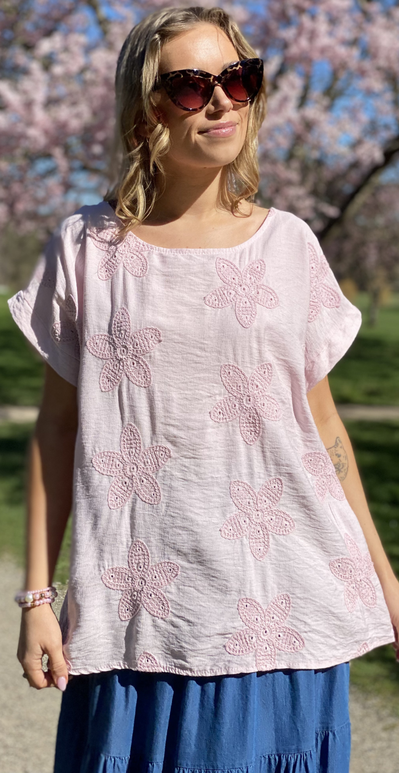 Zrita bluse med korte ærmer og hæklede blomster rosa LikeLondon