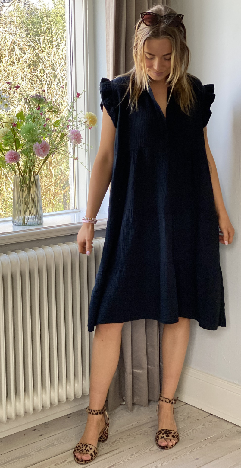 Fransiska kort kjole med peplum og korte ærmer sort LikeLondon