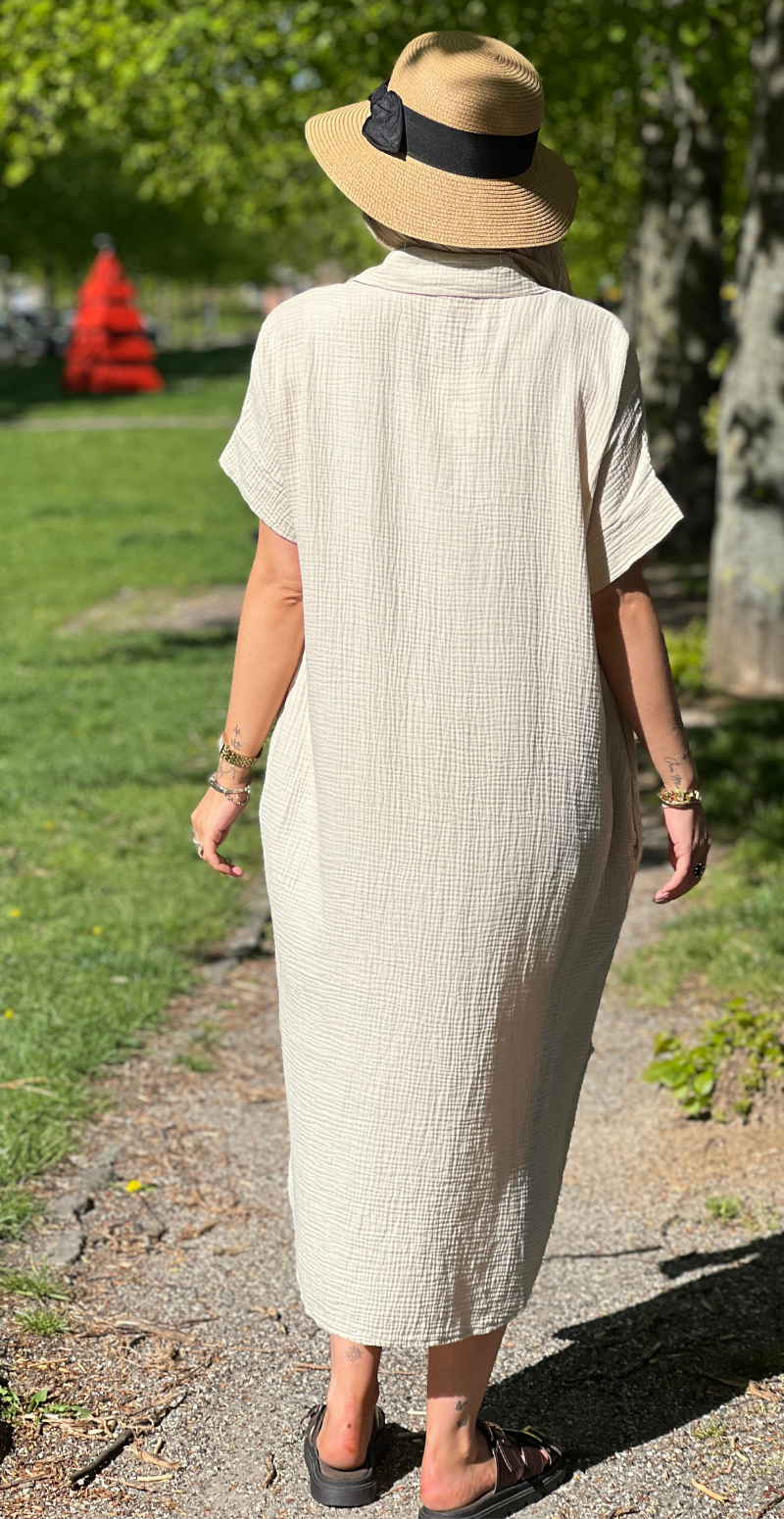 Ella gennemknappet kjole i musselin beige LikeLondon