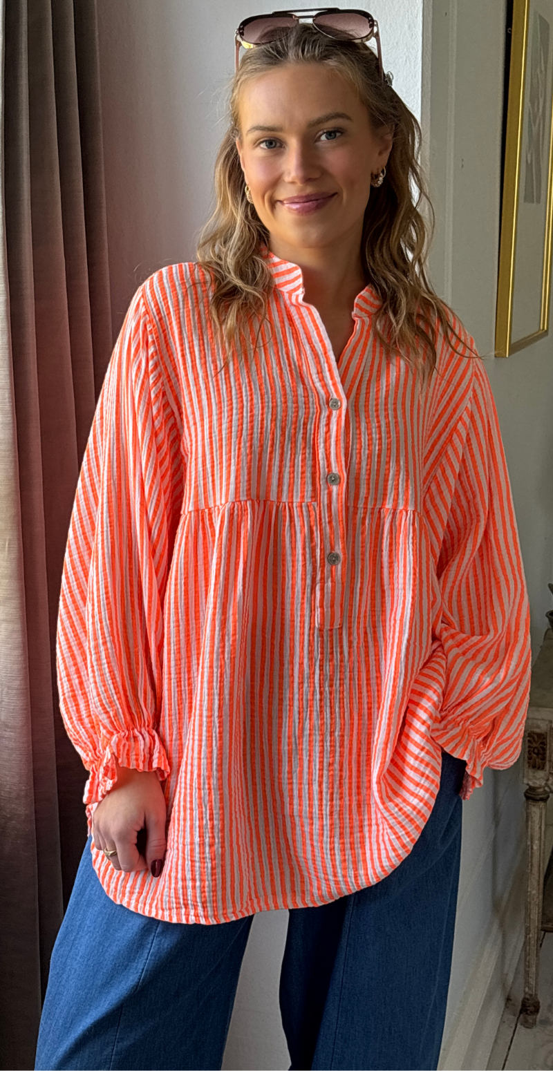 Zelina stribet bluse i musselin med vidde og ballonærmer orange LikeLondon