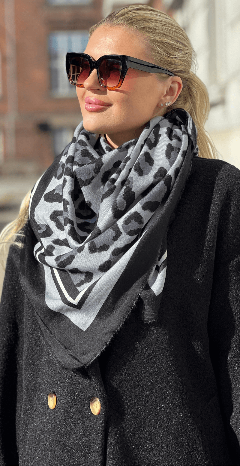 Tørklæde med leopardprint grå LikeLondon