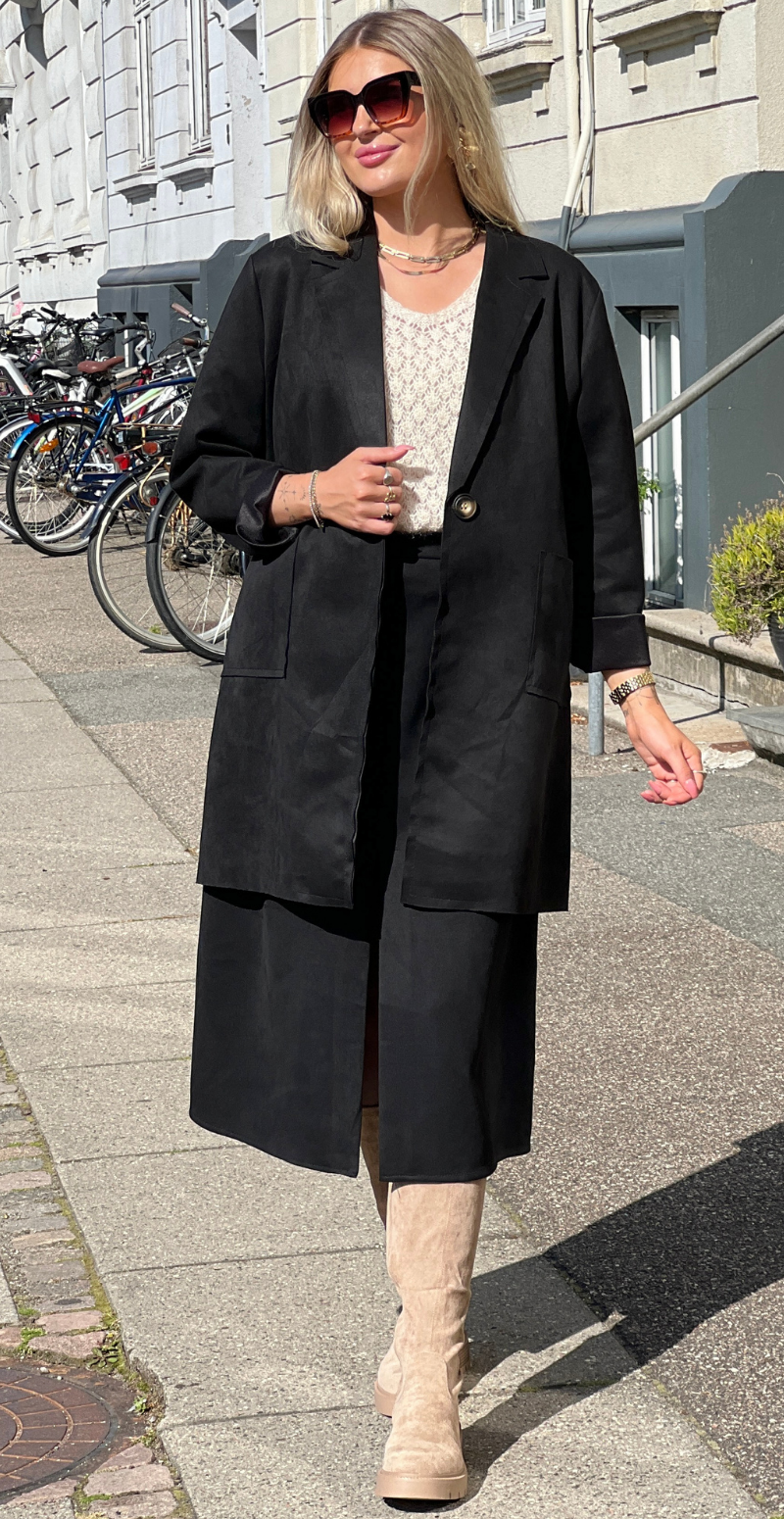 Kamella mellemlang jakke i ruskindslook sort LikeLondon
