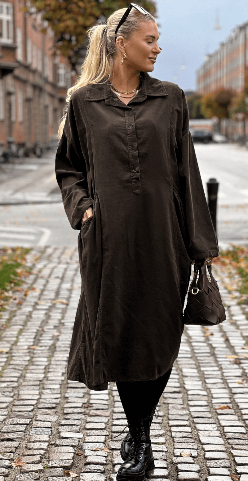 Yanna fløjlskjole med dybe lommer og stolpelukning brun LikeLondon