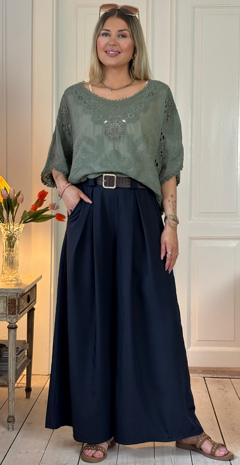 Romea bukser med vidde og bælte navy LikeLondon