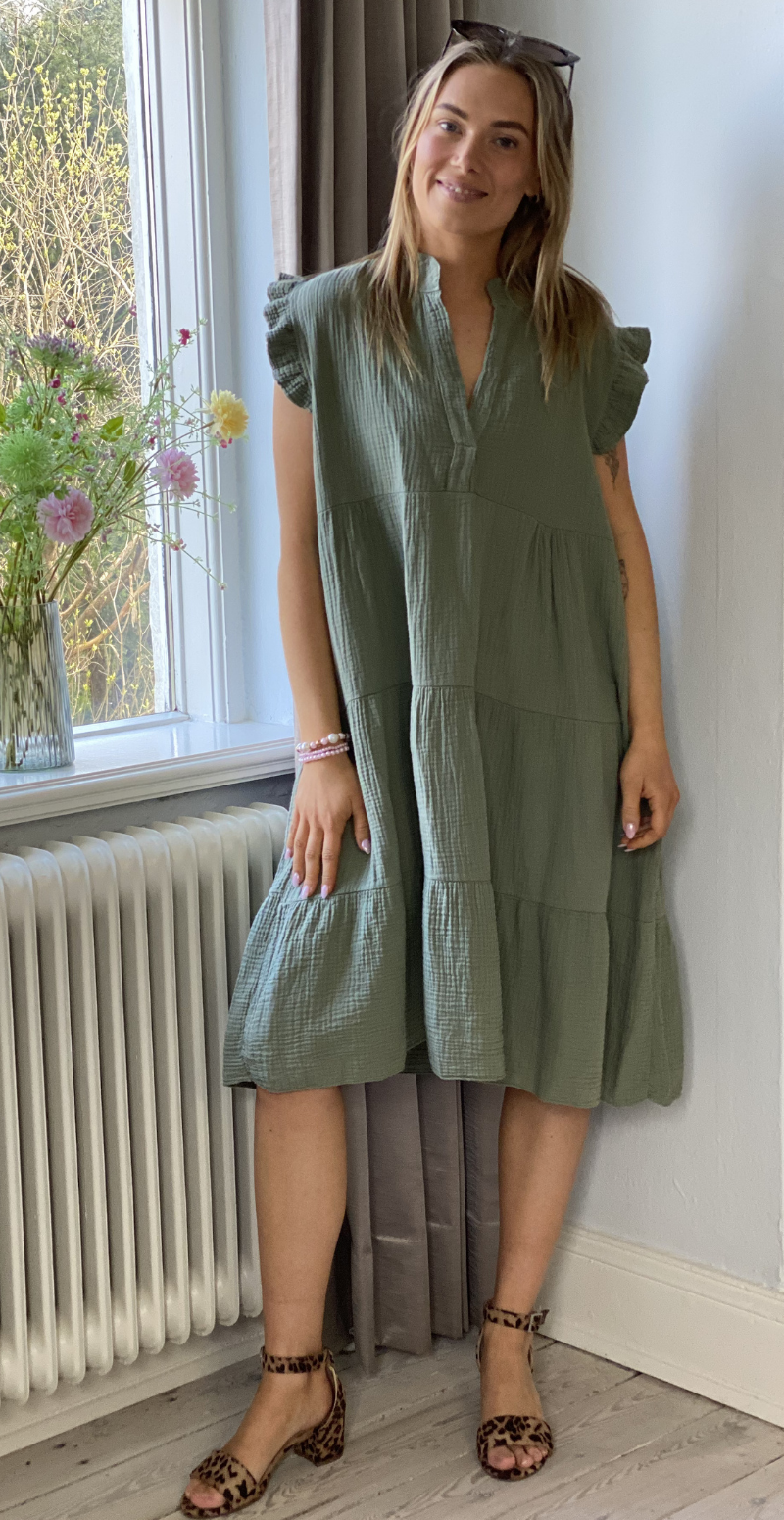 Fransiska kort kjole med peplum og korte ærmer khaki LikeLondon
