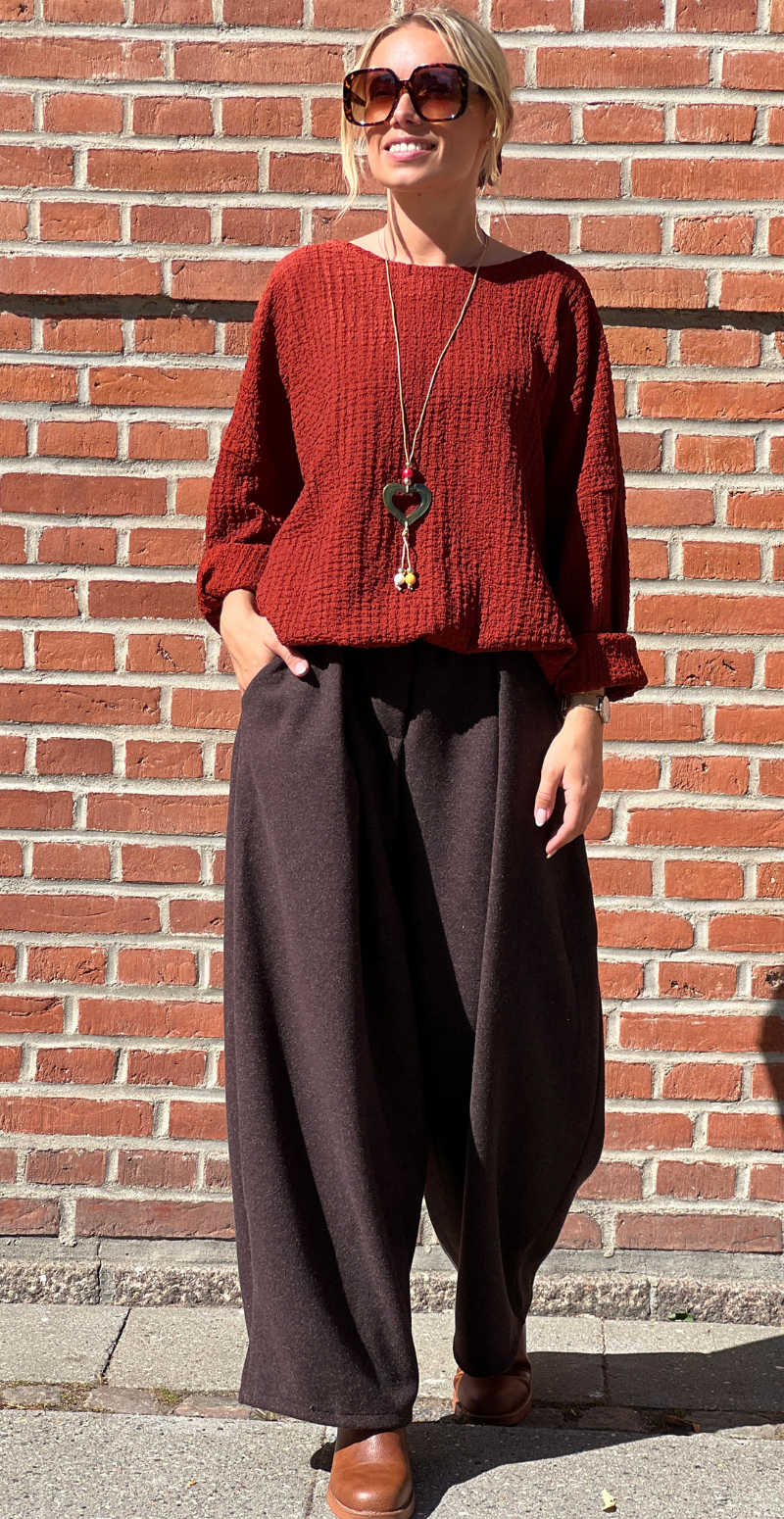 Fini krepp bluse med smykke terrakotta LikeLondon