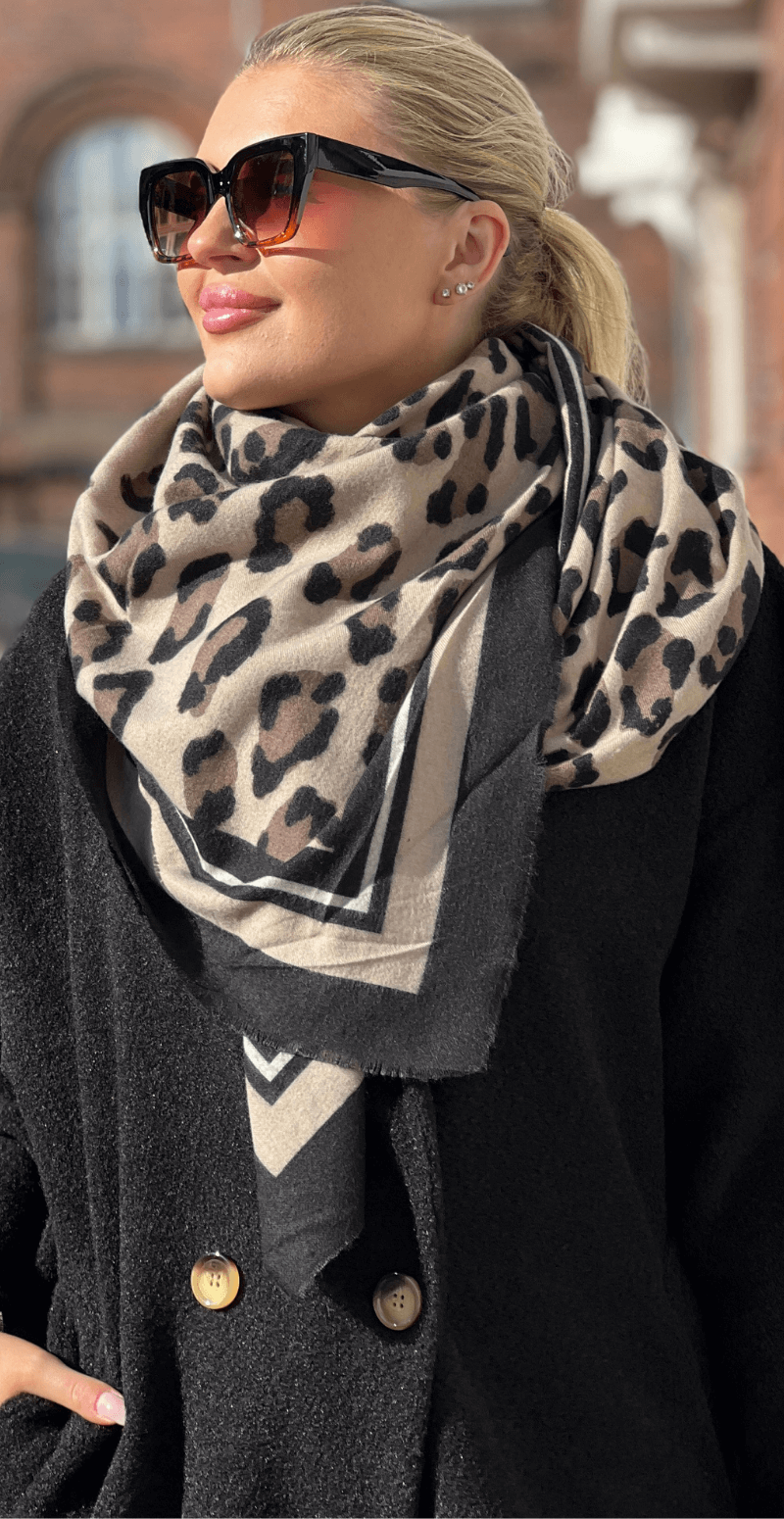 Tørklæde med leopardprint beige LikeLondon