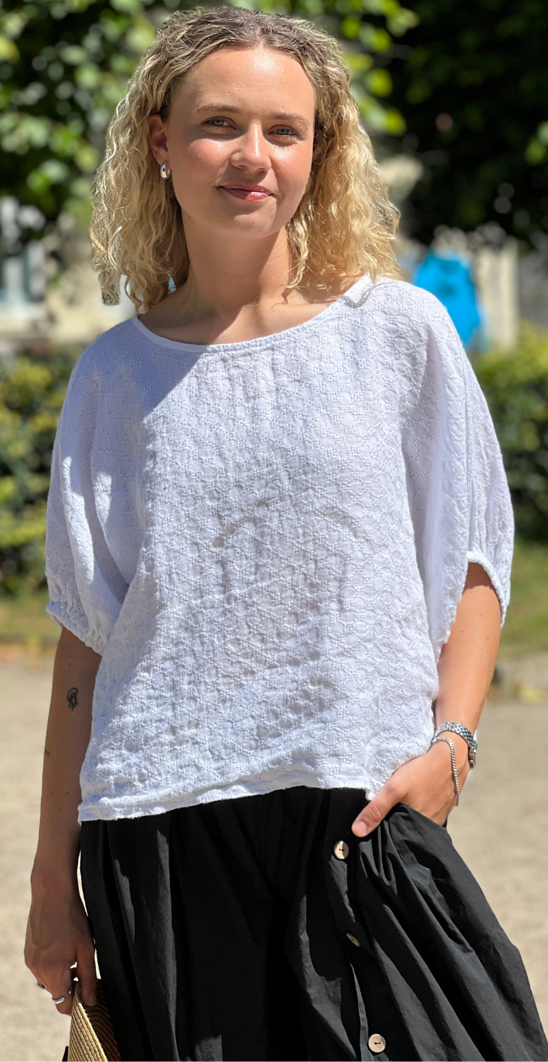 Jessica bluse med små broderede firkanter hvid LikeLondon