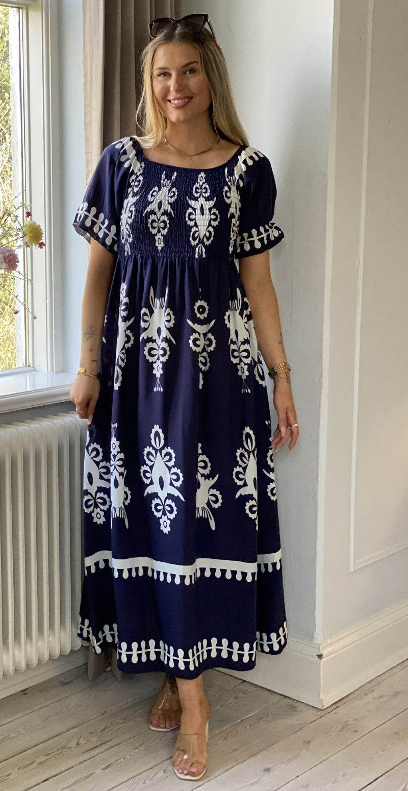Forudbestil uge 19 Elga lang kjole med smock og mønster navy LikeLondon