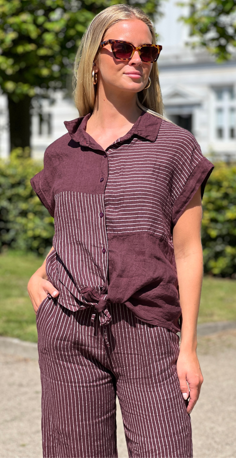 Kaitlin hørbluse med felter af striber bordeaux LikeLondon