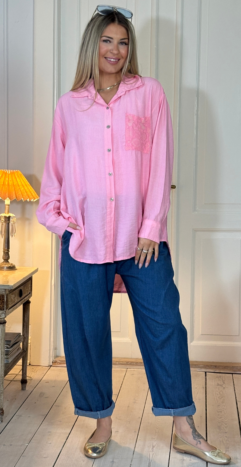 Simma skjorte med blondeærmer og lomme pink LikeLondon