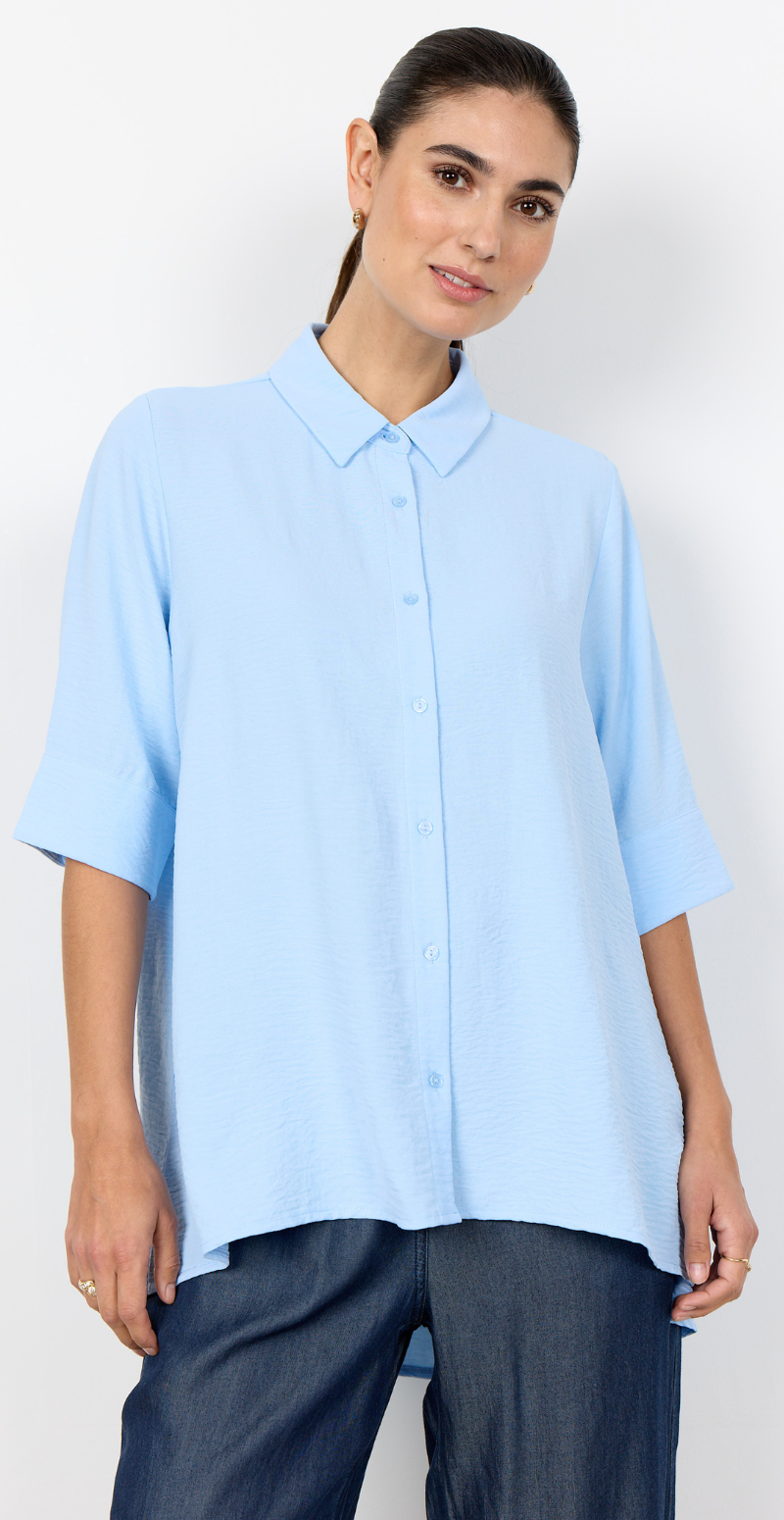 Carrie skjortebluse med længde bagtil lysblå LikeLondon