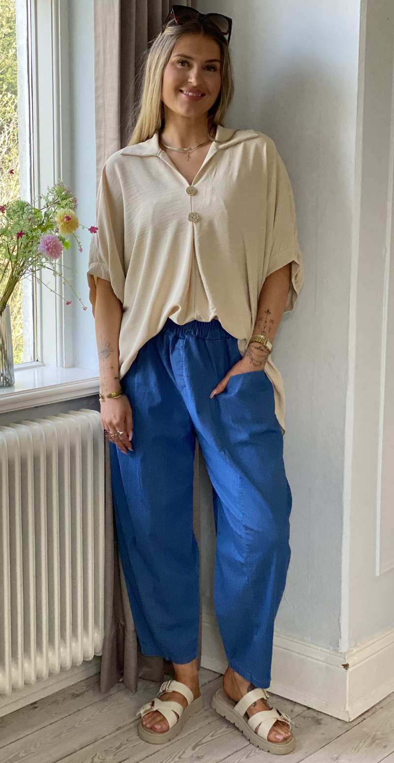 Lizzy bluse med krave og guldknapper beige LikeLondon
