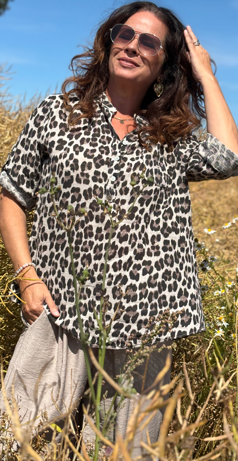 Amira bluse med lille brystlomme og leopardmønster beige LikeLondon