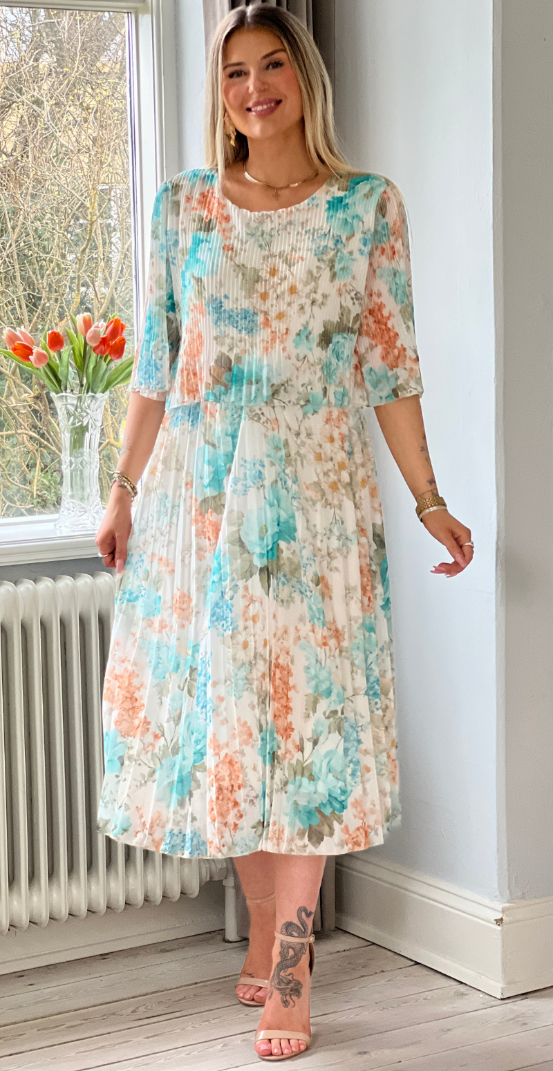 Carmen plisseret kjole med elastik i taljen og blomsterprint mint LikeLondon