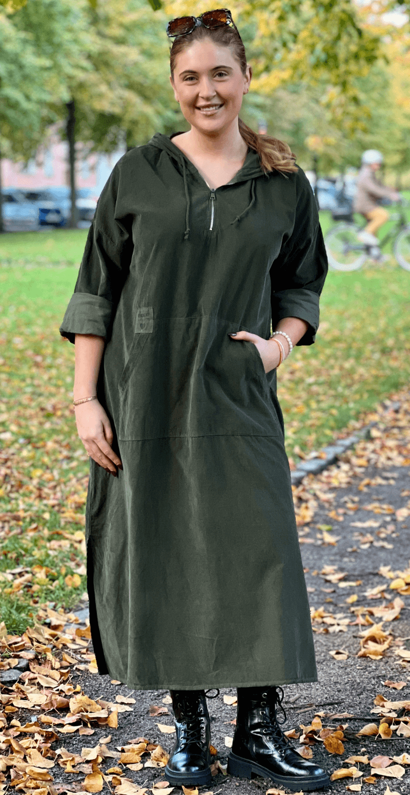 Ena fløjlskjole med hætte og lynlås military LikeLondon