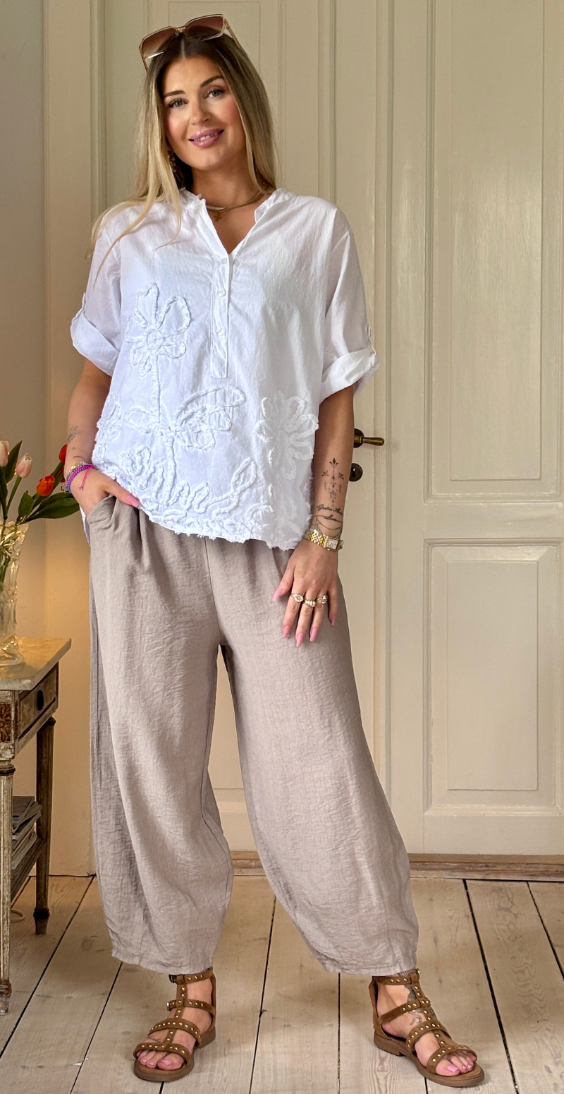 Yasmin kortærmet bluse med struktur og blomstermønster hvid LikeLondon