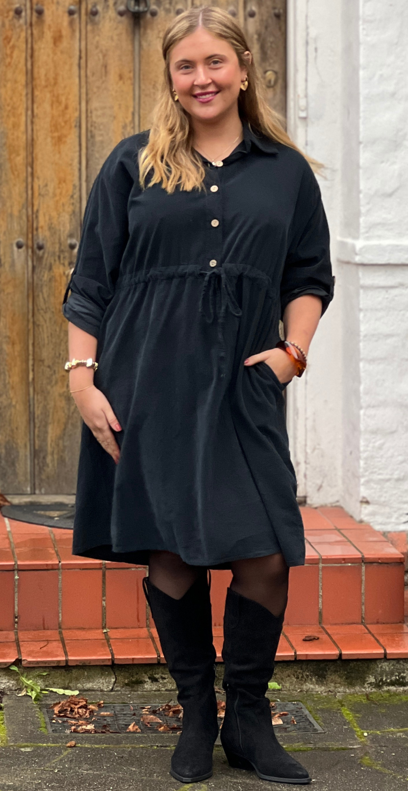 Silvia fløjlskjole med snøre i taljen sort LikeLondon