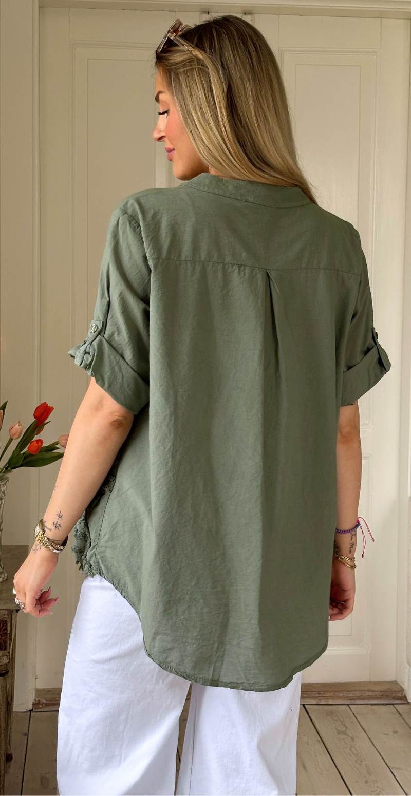 Yasmin kortærmet bluse med struktur og blomstermønster khaki LikeLondon
