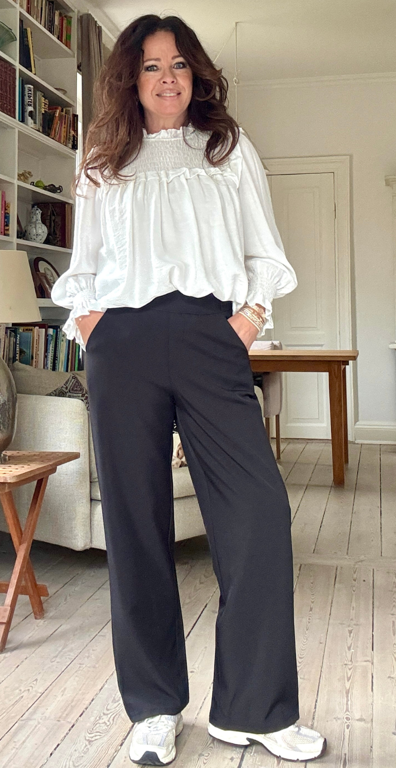 Iris habitbukser med elastik sort LikeLondon