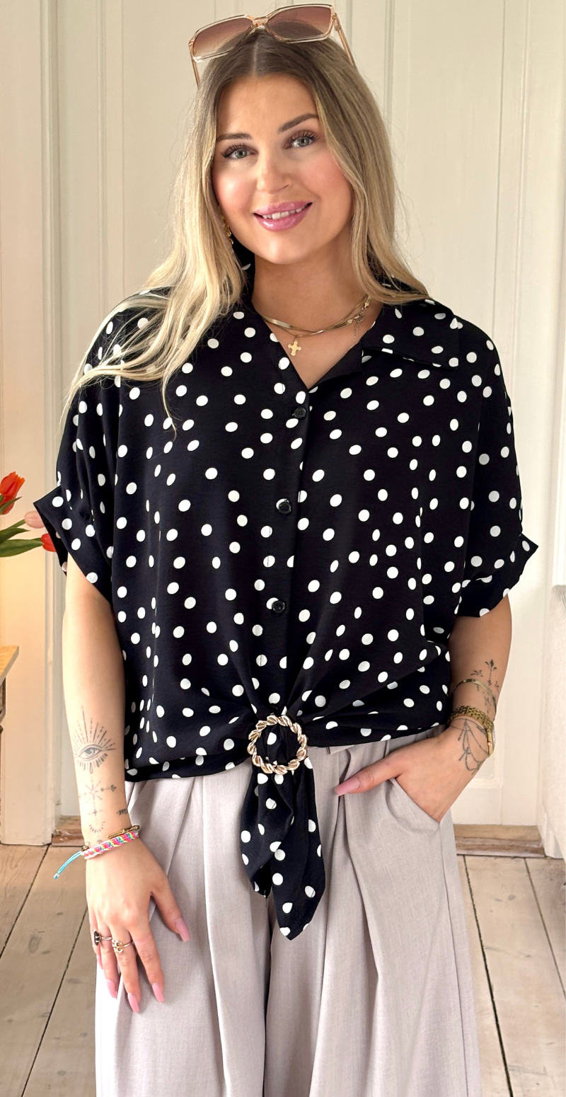 Nikolina skjortebluse med polkaprikker og spænde sort LikeLondon