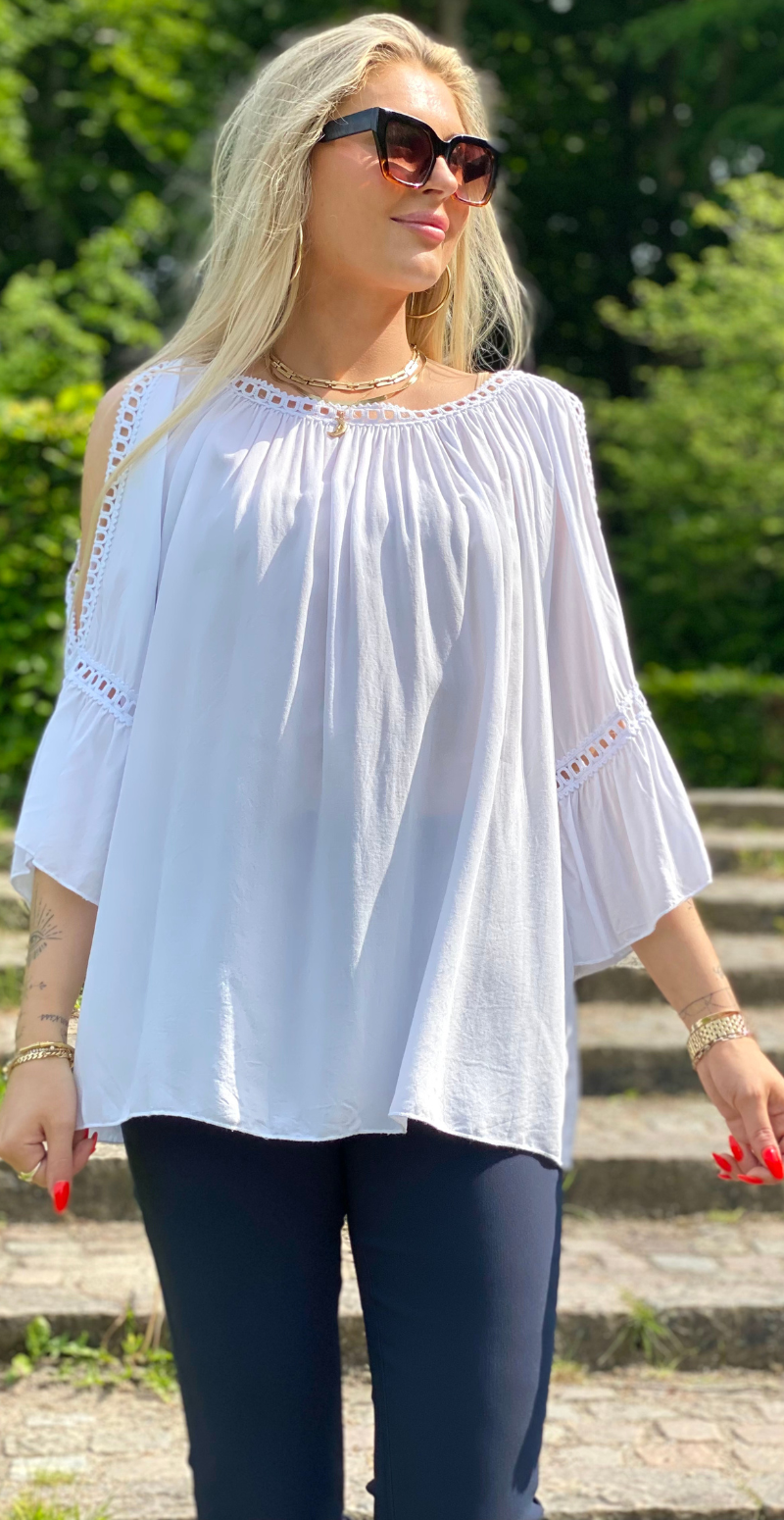 Arabella bluse med blondekanter og åben ved skulderen hvid LikeLondon