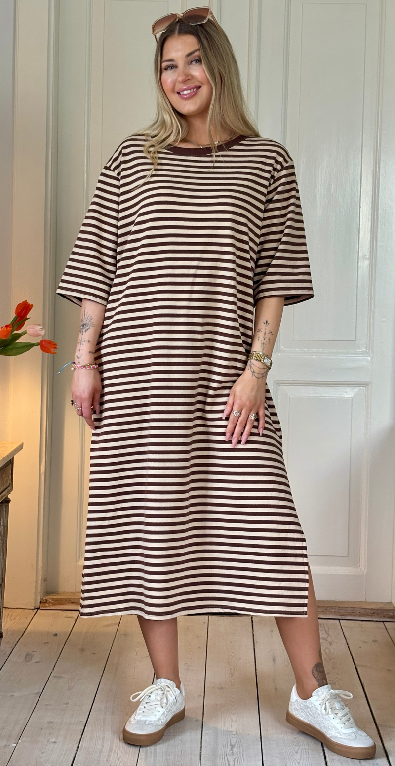 Zenia kjole med striber i brun LikeLondon