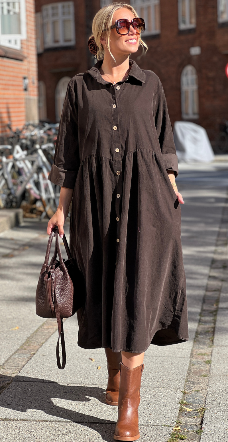 Benedikte fløjlskjole med rynker og knapper brun LikeLondon