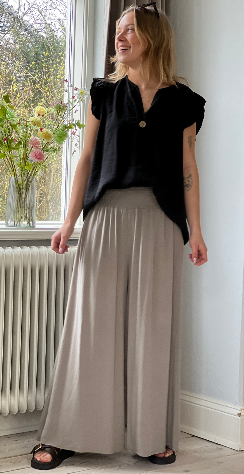 Peggy bukser med brede ben og smock mocca LikeLondon