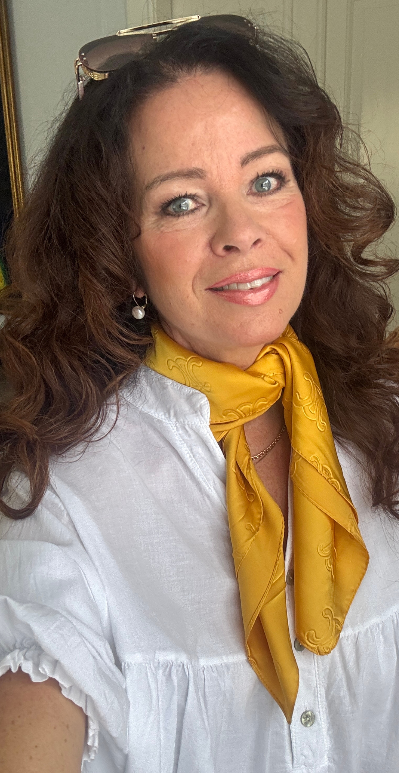 Silketørklæde med monogram mønster gul LikeLondon