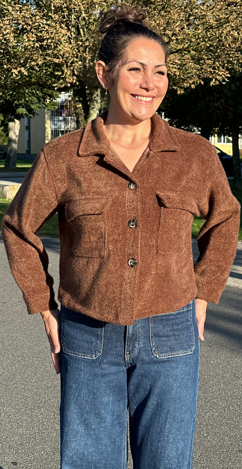 Callie kort jakke med krave og lommer brun LikeLondon