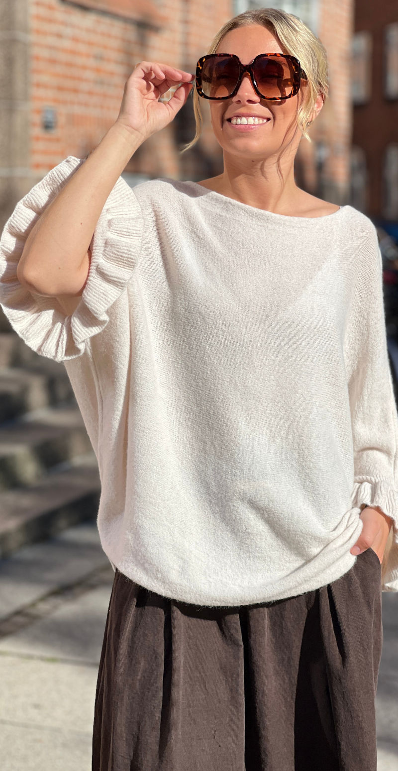 Louise strikbluse i baby alpaca med flæsedetaljer og 3/4 ærmer beige LikeLondon