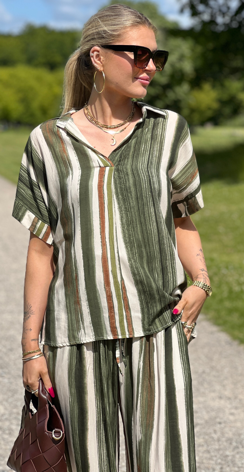 Rosita bluse med lodrette striber og korte ærmer army LikeLondon