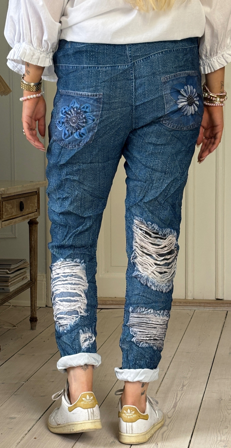 Sisse bukser i denimlook med blå blomster LikeLondon